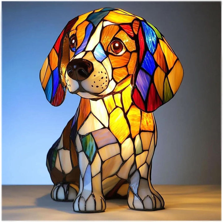 Zittende beagle als lamp van kleurrijk glas-in-loodmozaïek, voorkant met gloeiend oranje lichaam en bonte oren. 1