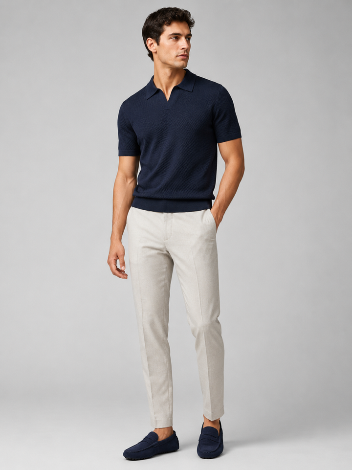 Volledig lichaam, marineblauw poloshirt met lichtgrijze pantalon en blauwe suède loafers 37