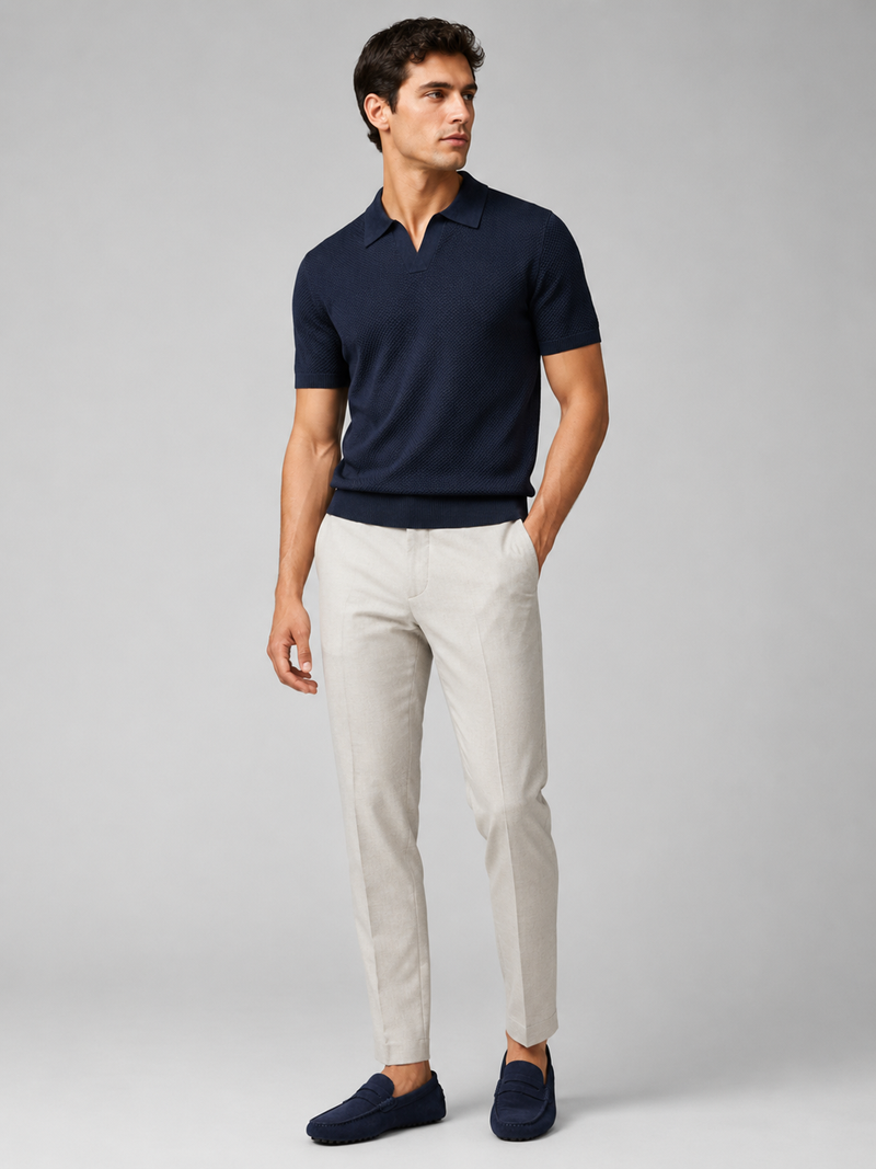 Volledig lichaam, marineblauw poloshirt met lichtgrijze pantalon en blauwe suède loafers 37