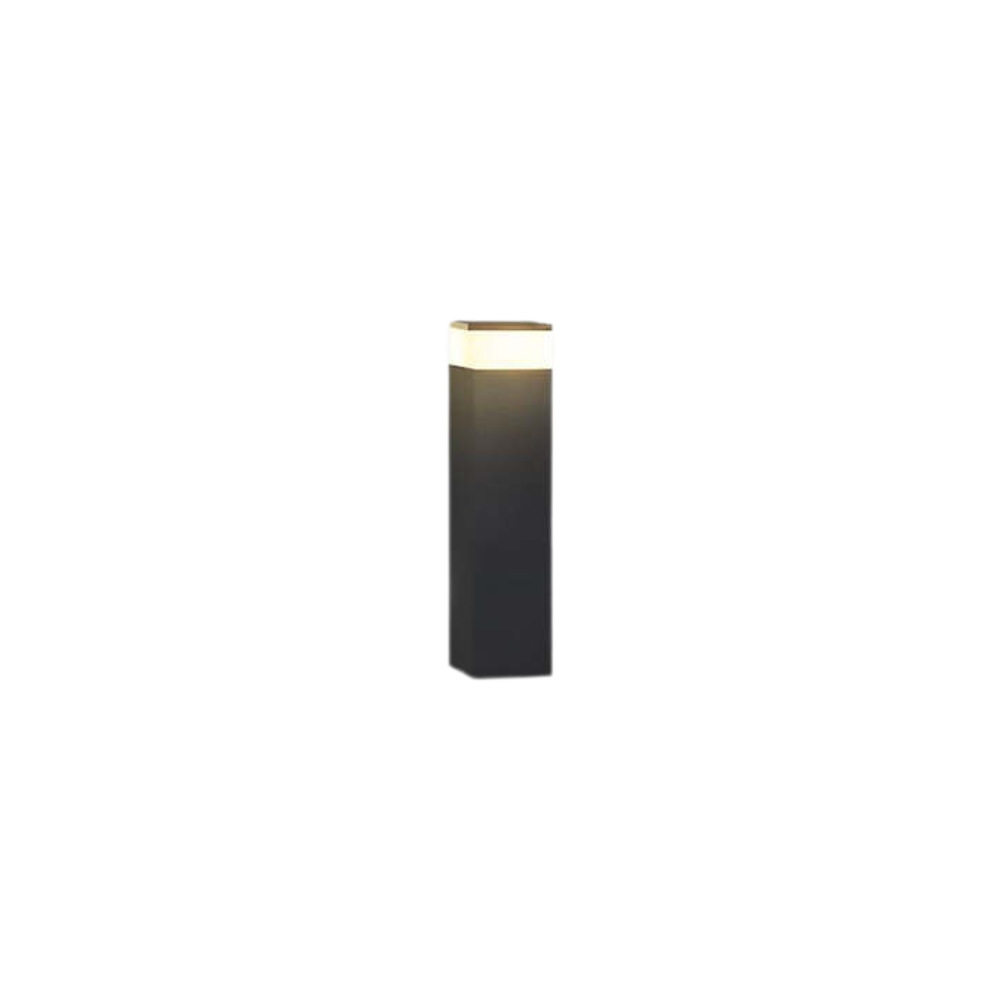 Kortere zwarte rechthoekige lichtpaal met warmwit oplichtend bovenstuk, vrijgesteld op een witte achtergrond. 1