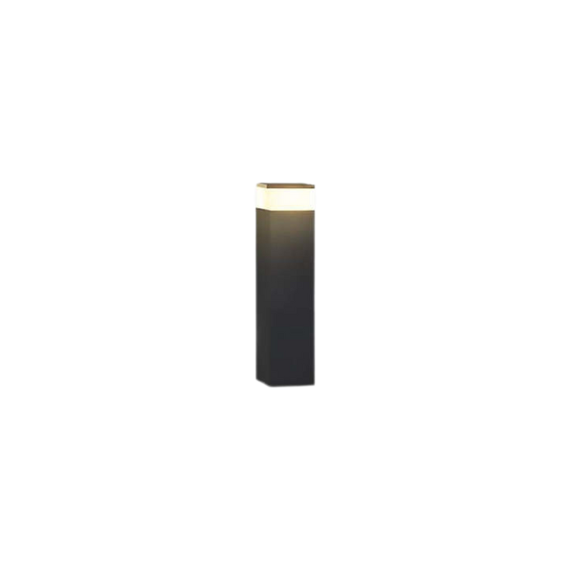 Kortere zwarte rechthoekige lichtpaal met warmwit oplichtend bovenstuk, vrijgesteld op een witte achtergrond. 1