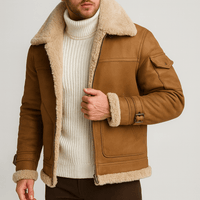 Model draagt de cognacbruine leren jas met lichte teddyvoering, deels open over een witte gebreide coltrui. 3