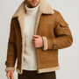 Model draagt de cognacbruine leren jas met teddyvoering en opgestikte zakken, deels open over een witte coltrui. 5