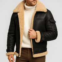 Model draagt de zwarte leren jas met beige teddyvoering aan kraag en mouwen, open over een witte coltrui. 6