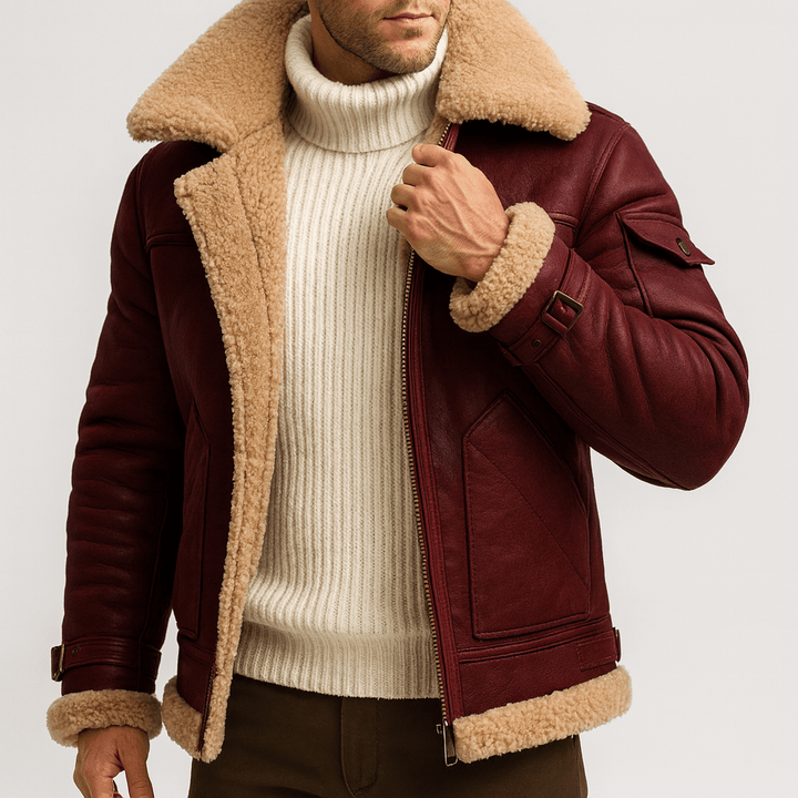 Model draagt de bordeauxrode leren jas met beige teddyvoering, open over een witte coltrui en bruine broek. 1