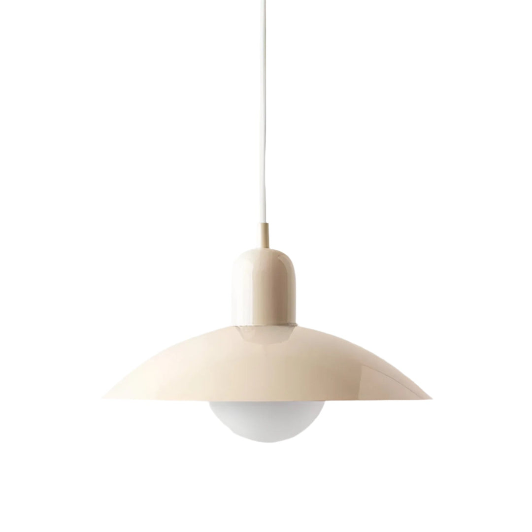 Hanglamp met crèmekleurige fitting, witte kap en wit snoer op witte achtergrond 15