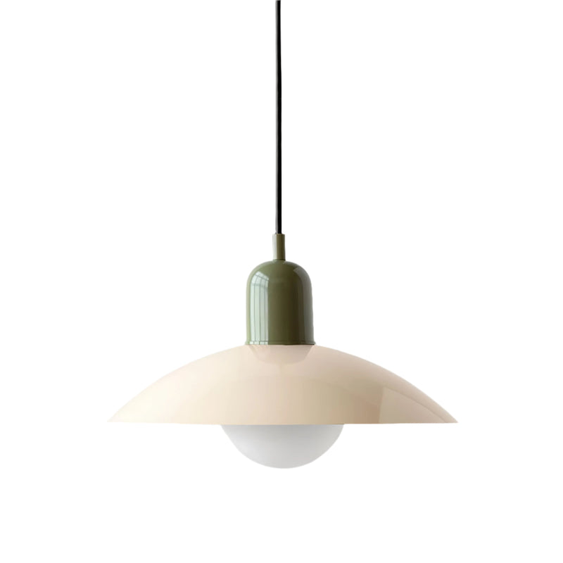 Hanglamp met olijfgroene fitting en lichtbeige kap met matglazen bol op witte achtergrond 16