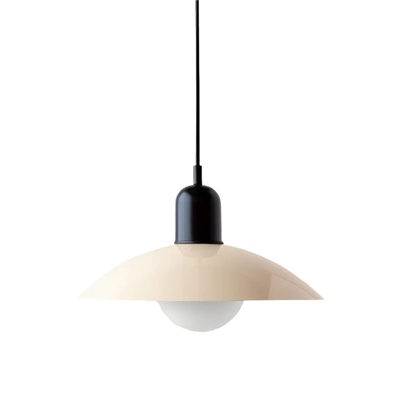 Hanglamp met beige koepelkap, zwarte fitting, zwart snoer en matwitte bol eronder 22