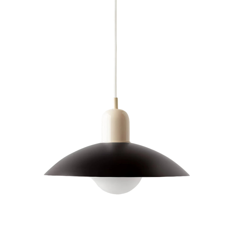 Hanglamp met matzwarte koepelkap, crèmekleurige fitting, wit snoer en matwitte bol eronder 27