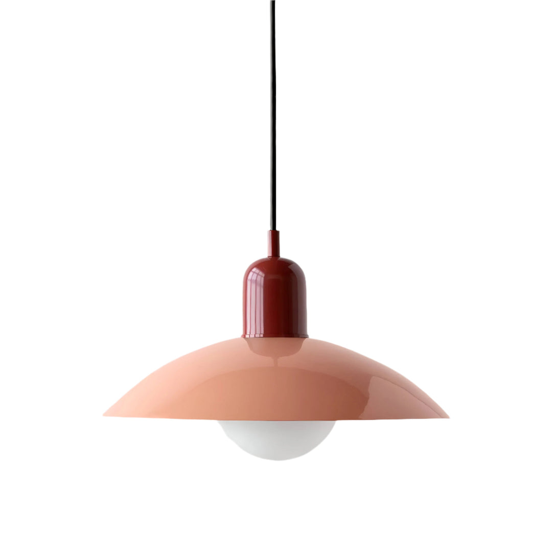 Hanglamp met donkerrode fitting en perzikroze kap met matglazen bol op witte achtergrond 14