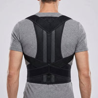 Man van achteren in grijs shirt met zwarte brace, ademend gaas, brede gekruiste banden en een band om de taille. 9