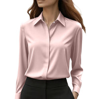 Model draagt de roze satijnachtige blouse met lange mouwen en puntkraag op een effen witte achtergrond 5