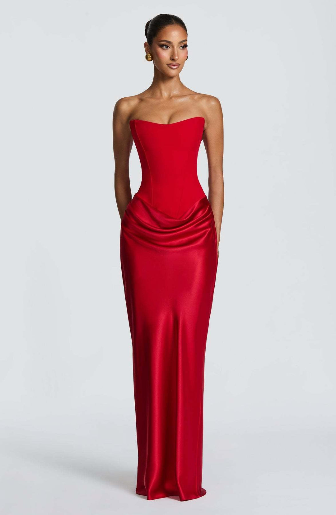 Rode strapless korsetjurk zonder choker, voorkant, met gedrapeerde satijnen heupen en lange rechte rok 29