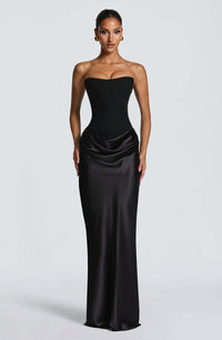 Zwarte strapless korsetjurk van satijn, voorkant, gedragen door een model met strakke knot en gouden oorbellen 21