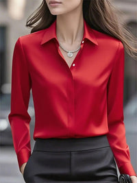 Model draagt de rode blouse met open kraag en zilverkleurige ketting, gecombineerd met zwarte broek 4