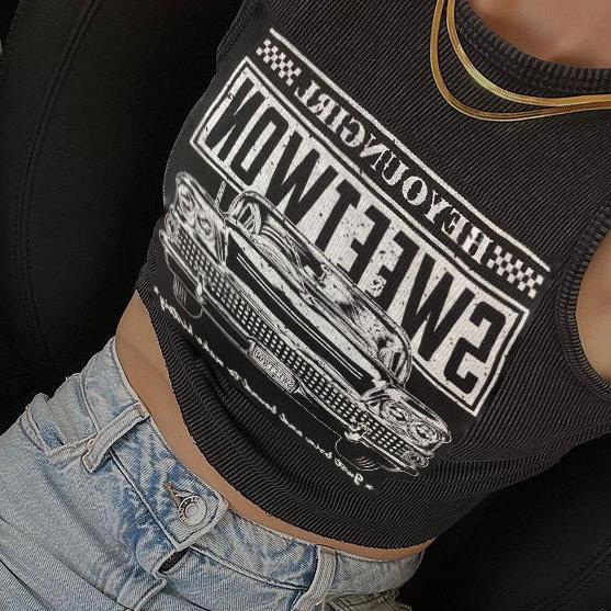 Trendy women's crop top with car print and round neckline – Maila