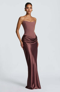 Mauvebruine strapless korsetjurk met glanzende satijnen rok, frontaal tegen lichte achtergrond 16