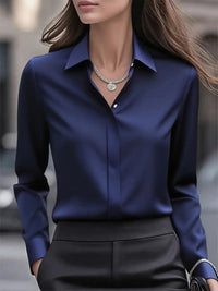 Model draagt de marineblauwe blouse met ketting om de hals, lange mouwen en zwarte broek 8
