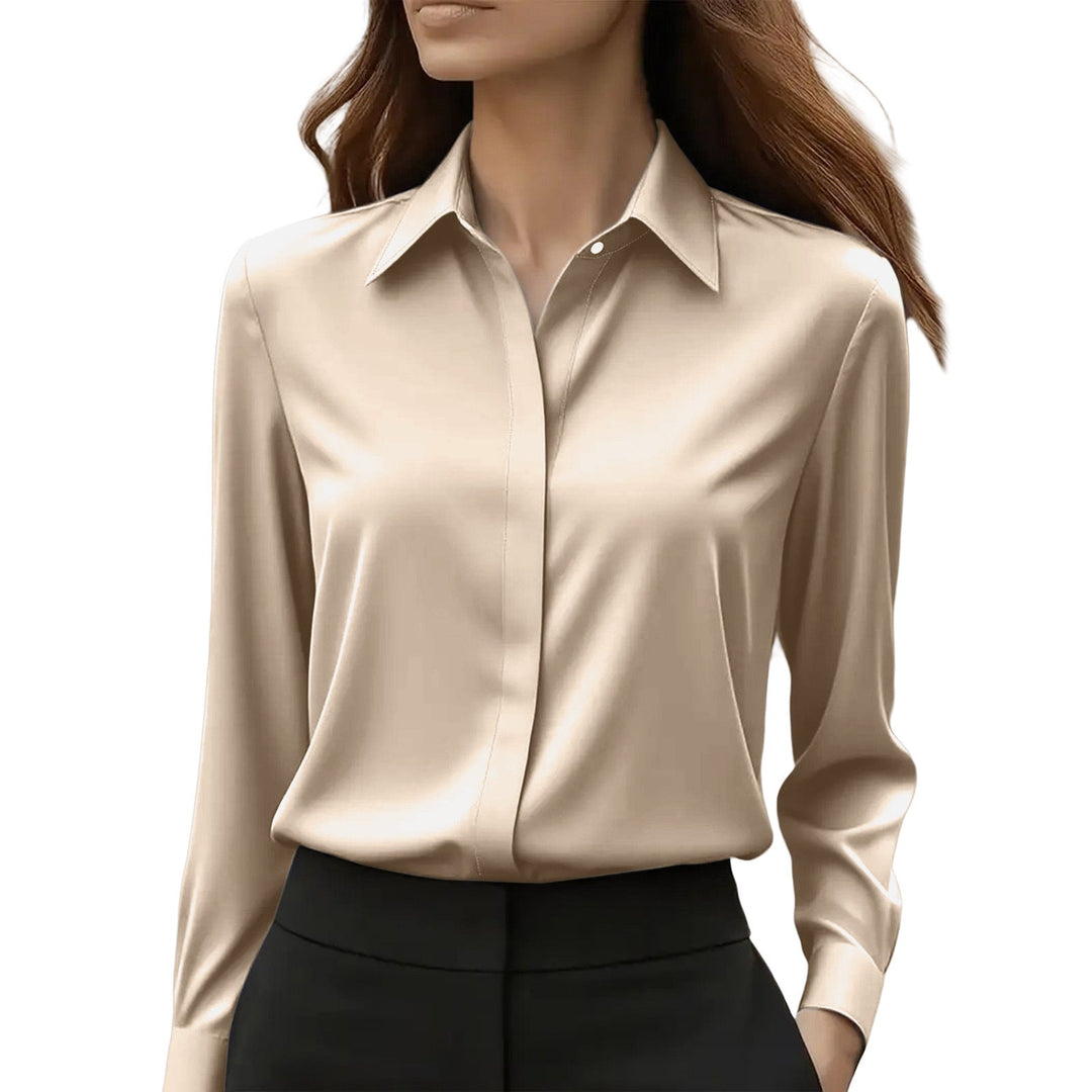 Model draagt de beige glanzende blouse met verdekte knoopsluiting en lange manchetten, zwarte broek, witte achtergrond 6