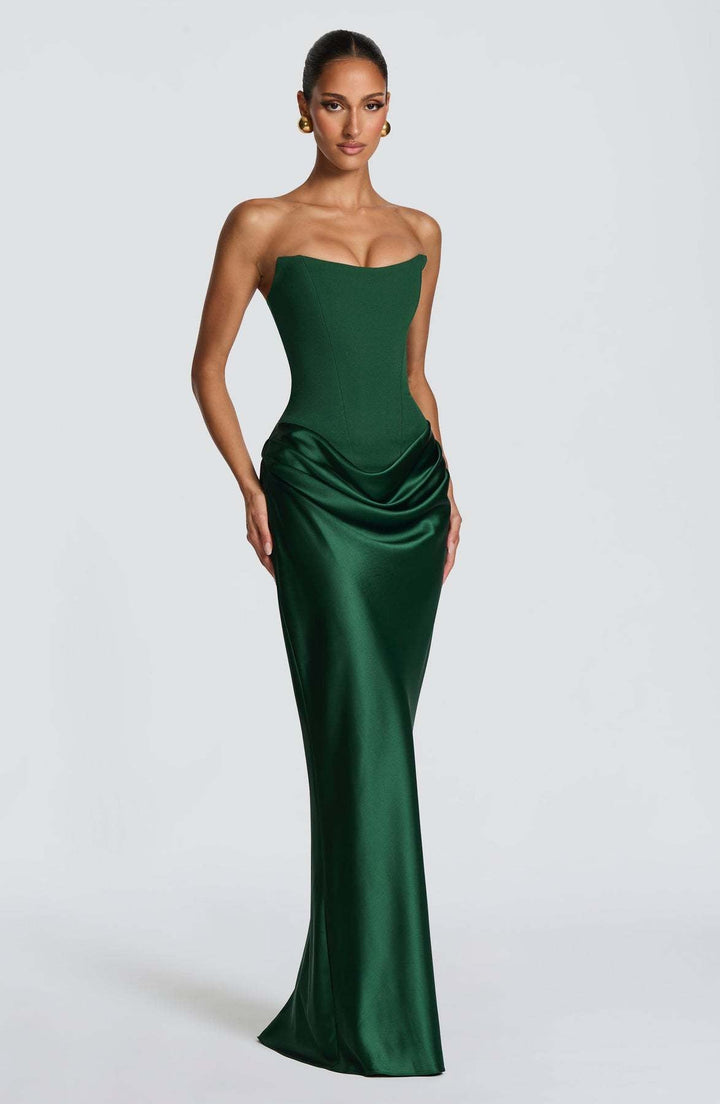 Smaragdgroene maxi-jurk met gedrapeerde heupen, model licht gedraaid, driekwart voorkant 2