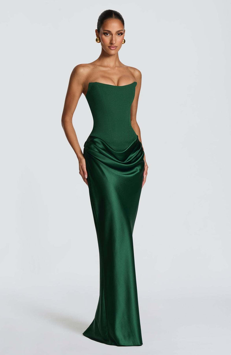Smaragdgroene maxi-jurk met gedrapeerde heupen, model licht gedraaid, driekwart voorkant 2