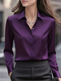 Model draagt de paarse glanzende blouse met open kraag en ketting, gecombineerd met zwarte broek 10