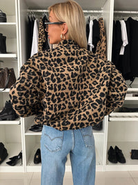 Achterkant van het jasje met luipaardprint, gedragen door een model met blond haar en een lichtblauwe jeans. 2