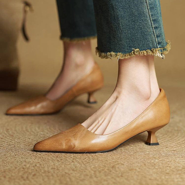 Lichtbruine pumps gedragen met jeans met rafelrand, zijaanzicht op een gevlochten ondergrond 2