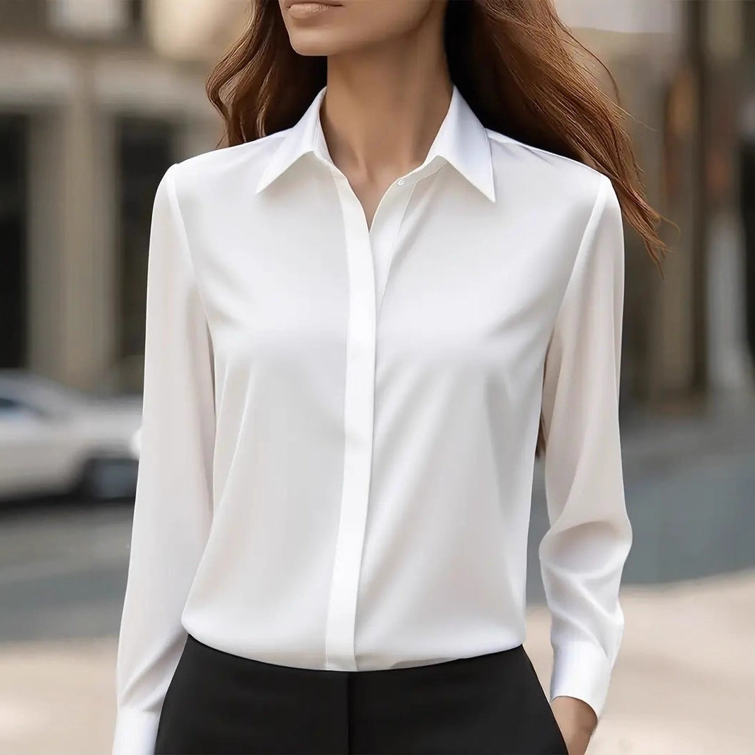 Model draagt de witte blouse met klassieke kraag en lange mouwen, gecombineerd met zwarte broek buiten 3