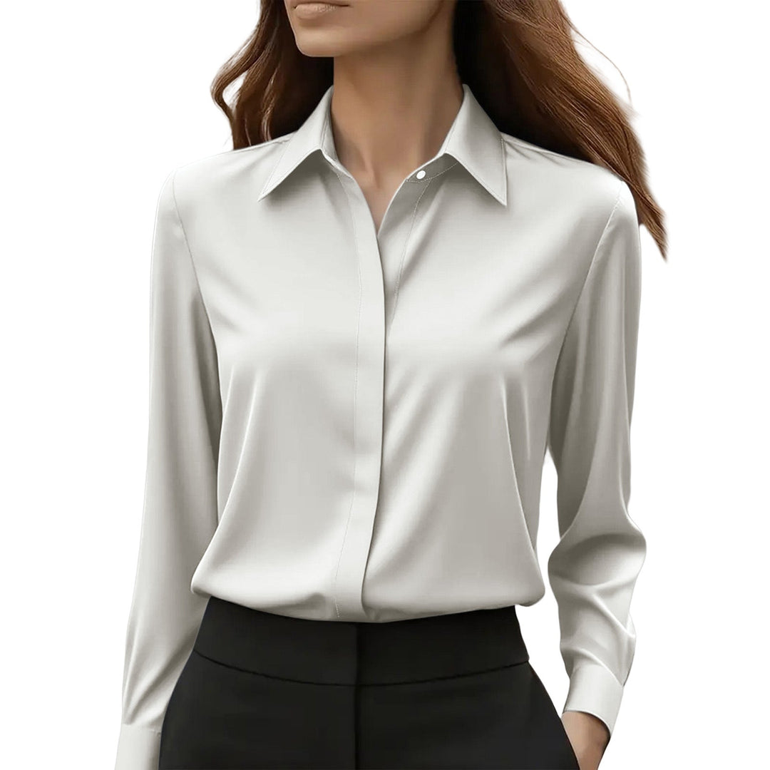 Model draagt de lichtgrijze blouse met puntkraag en lange mouwen, gecombineerd met zwarte broek, witte achtergrond 7
