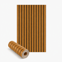 Uitgerolde baan en opgerolde rol van lattenpanelen met warm houtmotief en zwarte tussenstroken op witte achtergrond 1