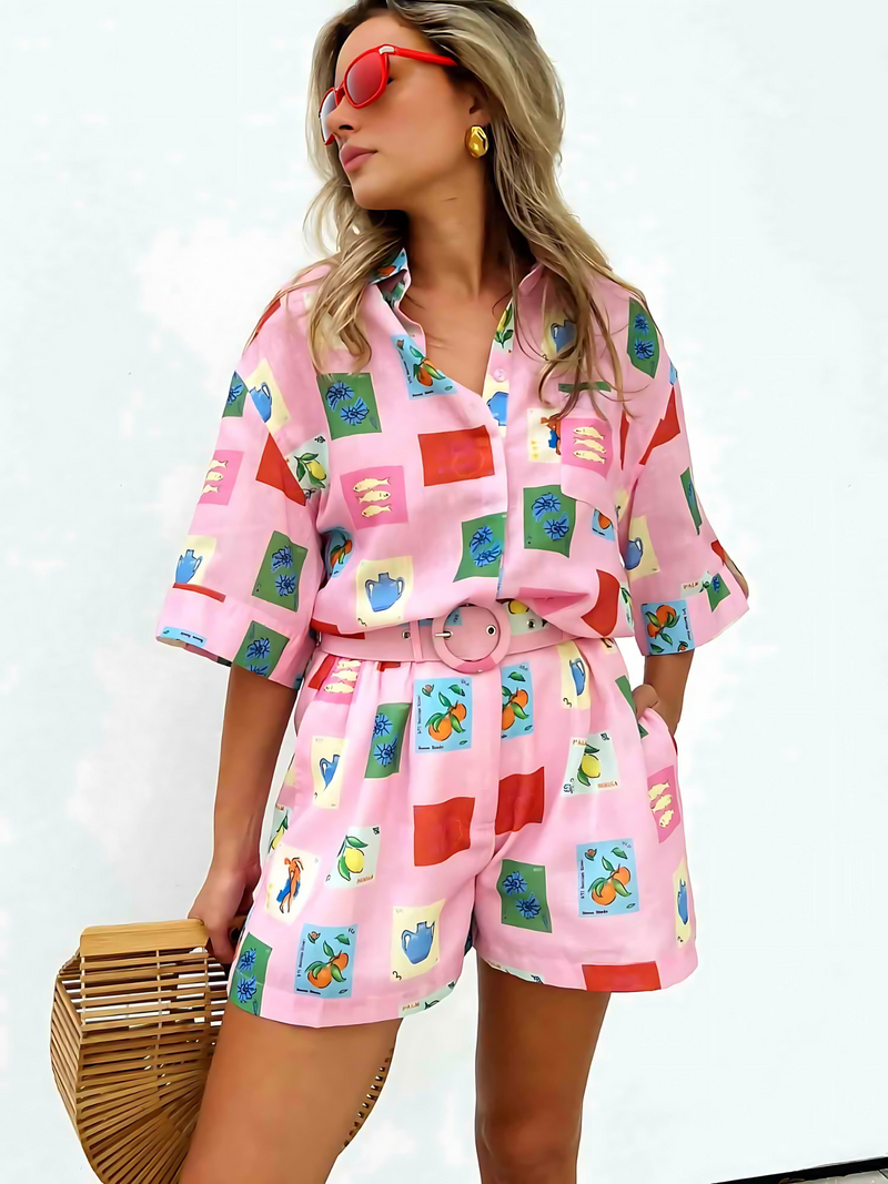 Trendy zomerse combinatie van een kleurrijke blouse en shorts - SonneSet