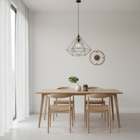 Wandklok naast een zwarte hanglamp boven een houten eettafel met stoelen 5