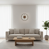 Wandklok gecentreerd boven een beige bank met kussens en houten salontafel in een heldere woonkamer 6