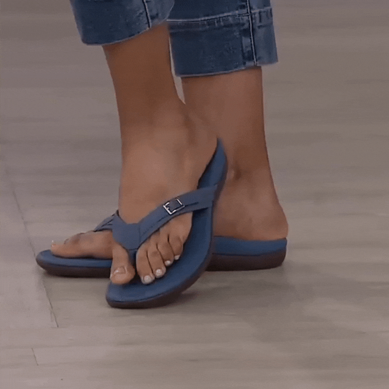 Model draagt blauwe teensandalen met gesp, gecombineerd met een gerolde spijkerbroek 14