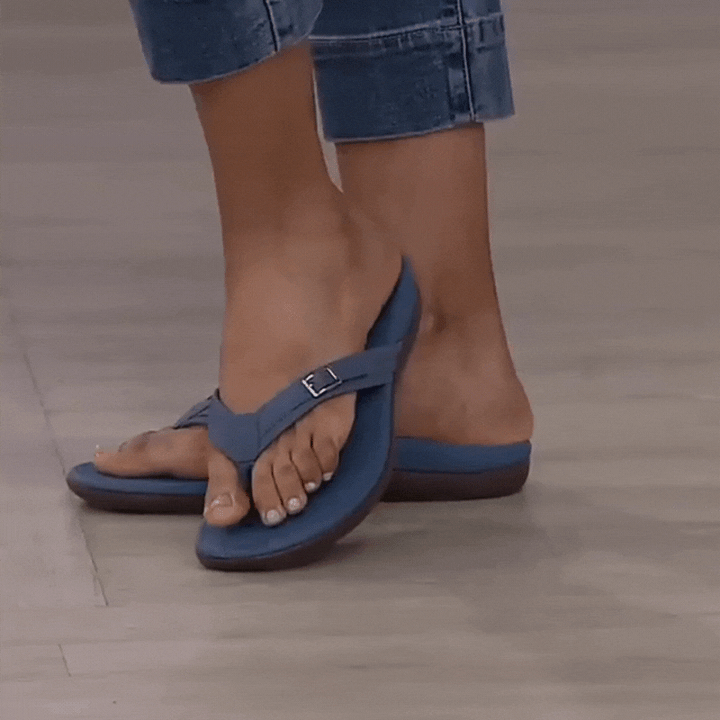 Model draagt blauwe teensandalen met gesp, gecombineerd met een gerolde spijkerbroek 14