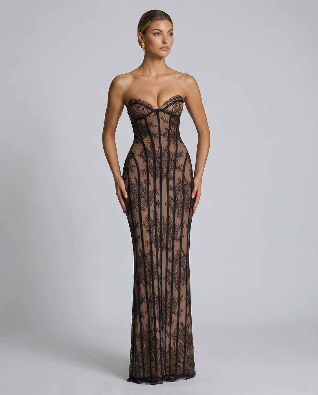 Zwarte strapless kanten maxi-jurk met hartvormig korsetbovenstuk, frontaal op een model met opgestoken haar. 8