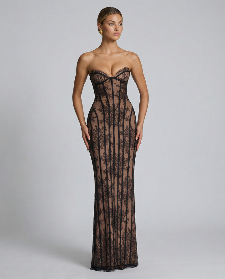 Zwarte strapless kanten maxi-jurk met hartvormig korsetbovenstuk, frontaal op een model met opgestoken haar. 8