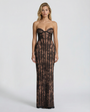 Zwarte versie van de strapless kanten maxi-jurk met korset, van voren gefotografeerd op een model met los blond haar. 5