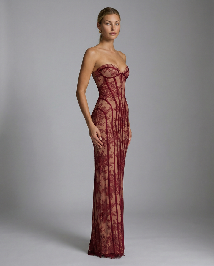 Zijaanzicht van de bordeauxrode strapless kanten jurk, met de ribbels en de gebogen lijnen op de heup. 4