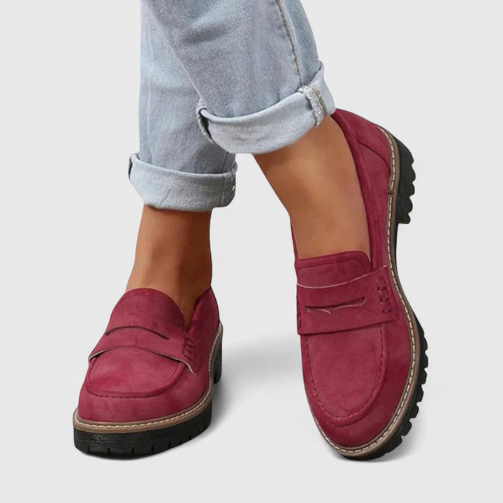 Rode suède loafers met gestikte rand, gedragen met omgeslagen lichte jeans 2