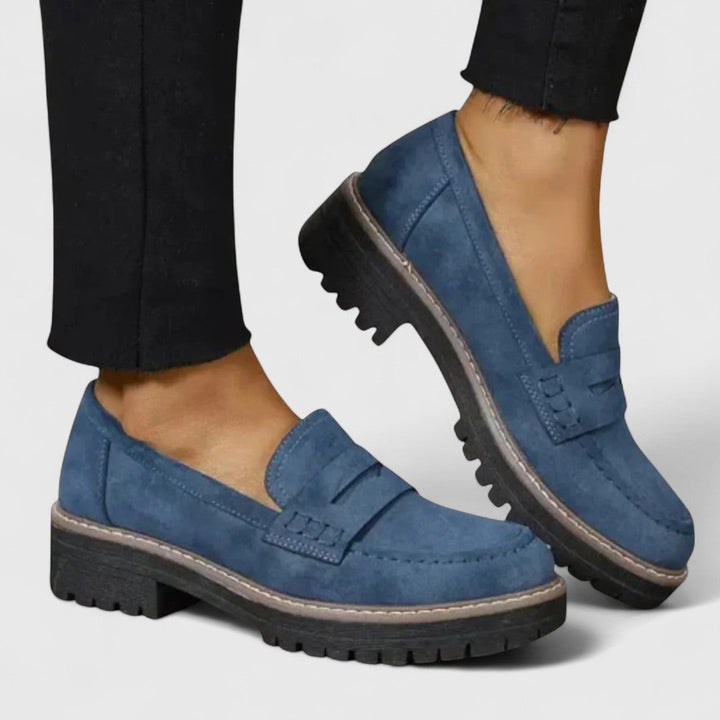 Blauwe suède loafers met dikke profielzool, gedragen met zwarte broek met rafelige pijpranden 4