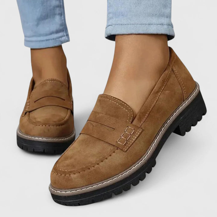 Bruine suède loafers met gestikte rand en brede zool, gedragen met lichtblauwe jeans 5
