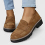 Bruine suède loafers met gestikte rand en brede zool, gedragen met lichtblauwe jeans 5