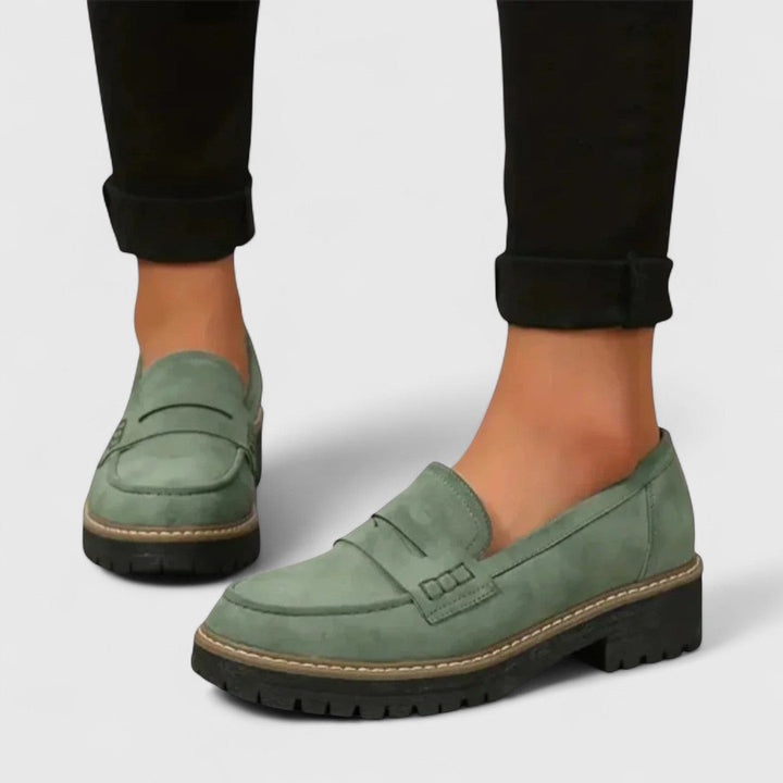 Groene suède loafers met dikke zwarte zool, gedragen met zwarte broek met omgeslagen pijpen 6