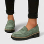 Groene suède loafers met dikke zwarte zool, gedragen met zwarte broek met omgeslagen pijpen 6