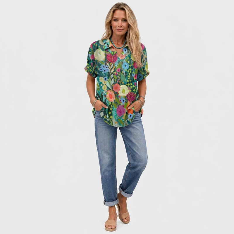 Model in volledige outfit draagt de bloementop met kraag, spijkerbroek en sandalen, van voren gezien 2