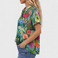 Zijaanzicht van de bloementop met korte mouwen en kraag, gedragen door een model 3