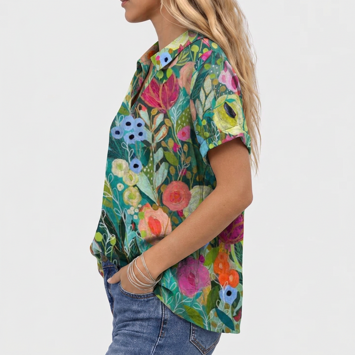 Zijaanzicht van de bloementop met korte mouwen en kraag, gedragen door een model 3