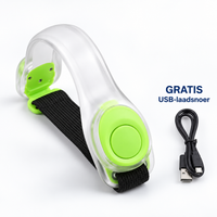 Doorzichtige led-armband met limoengroene knop en zwarte elastische band, naast een zwart USB-laadsnoer 11